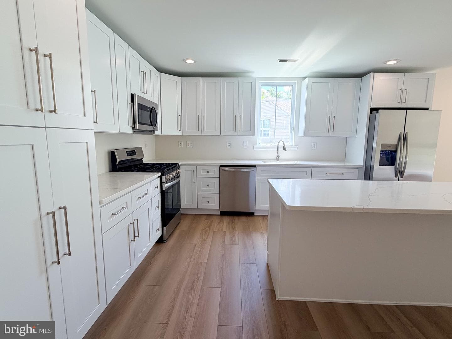 1663 Village Avenue photo 28