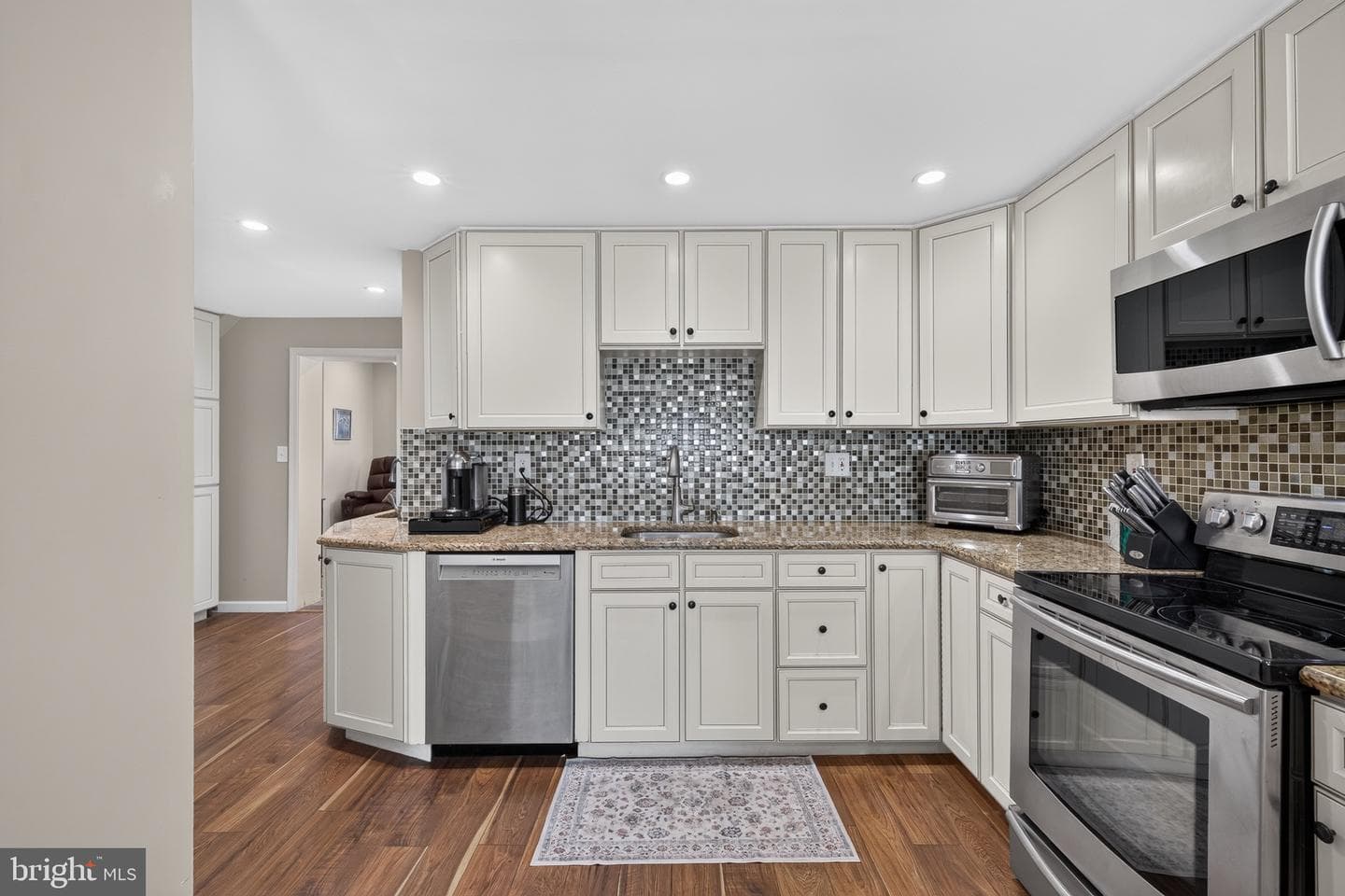 560 Holmes Road photo 22