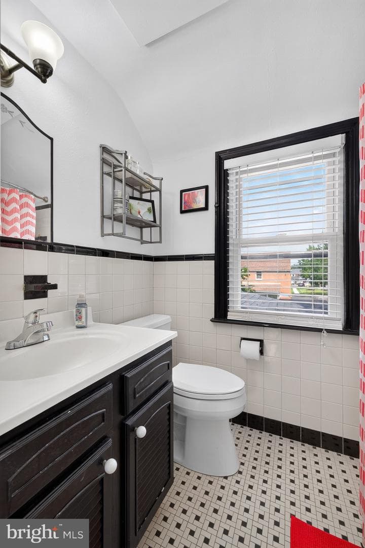 560 Holmes Road photo 32