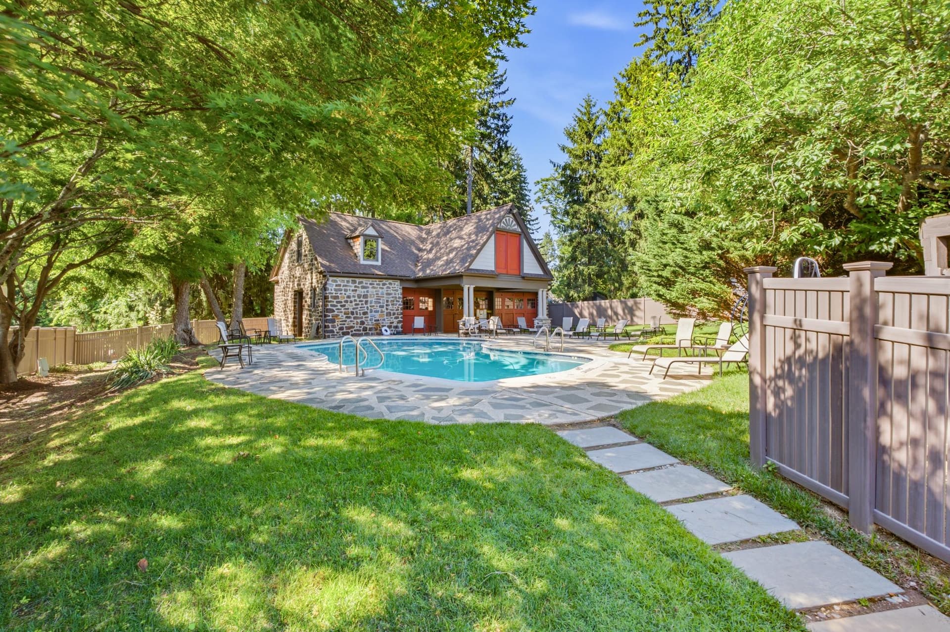 138 Montrose Avenue #26 photo 34