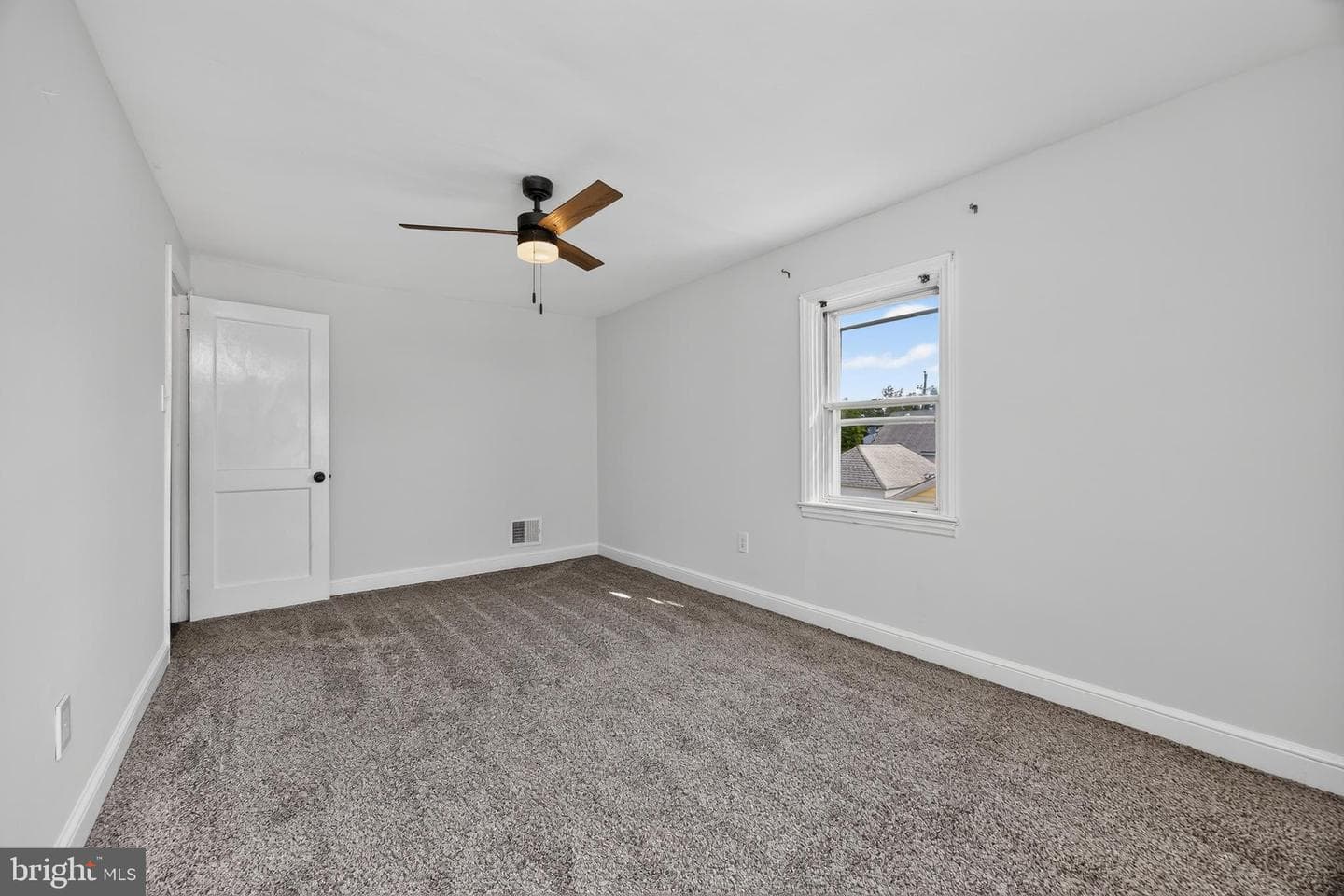 215 Ash Road photo 23