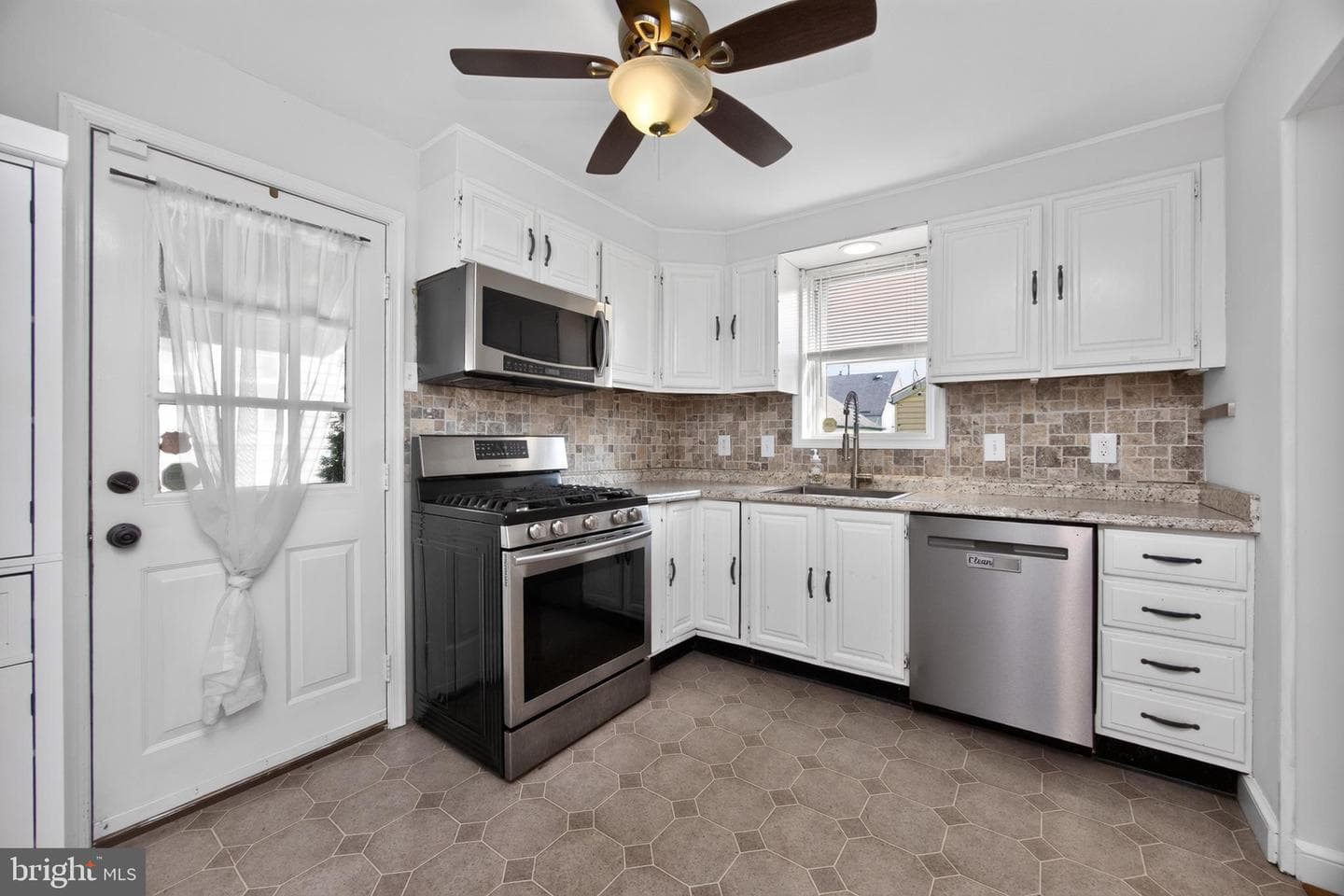 215 Ash Road photo 7