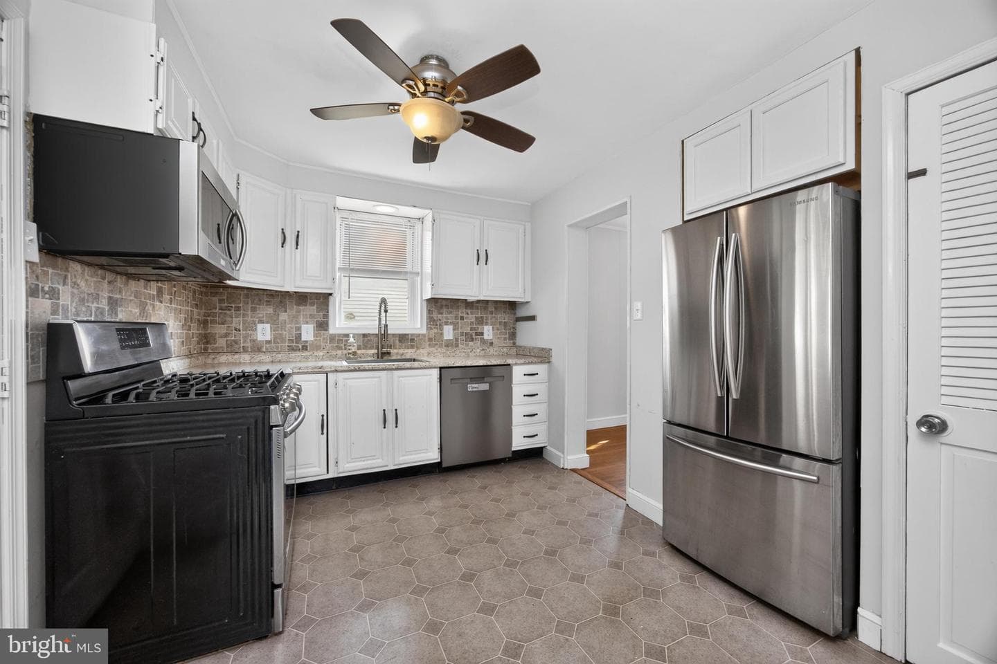 215 Ash Road photo 8