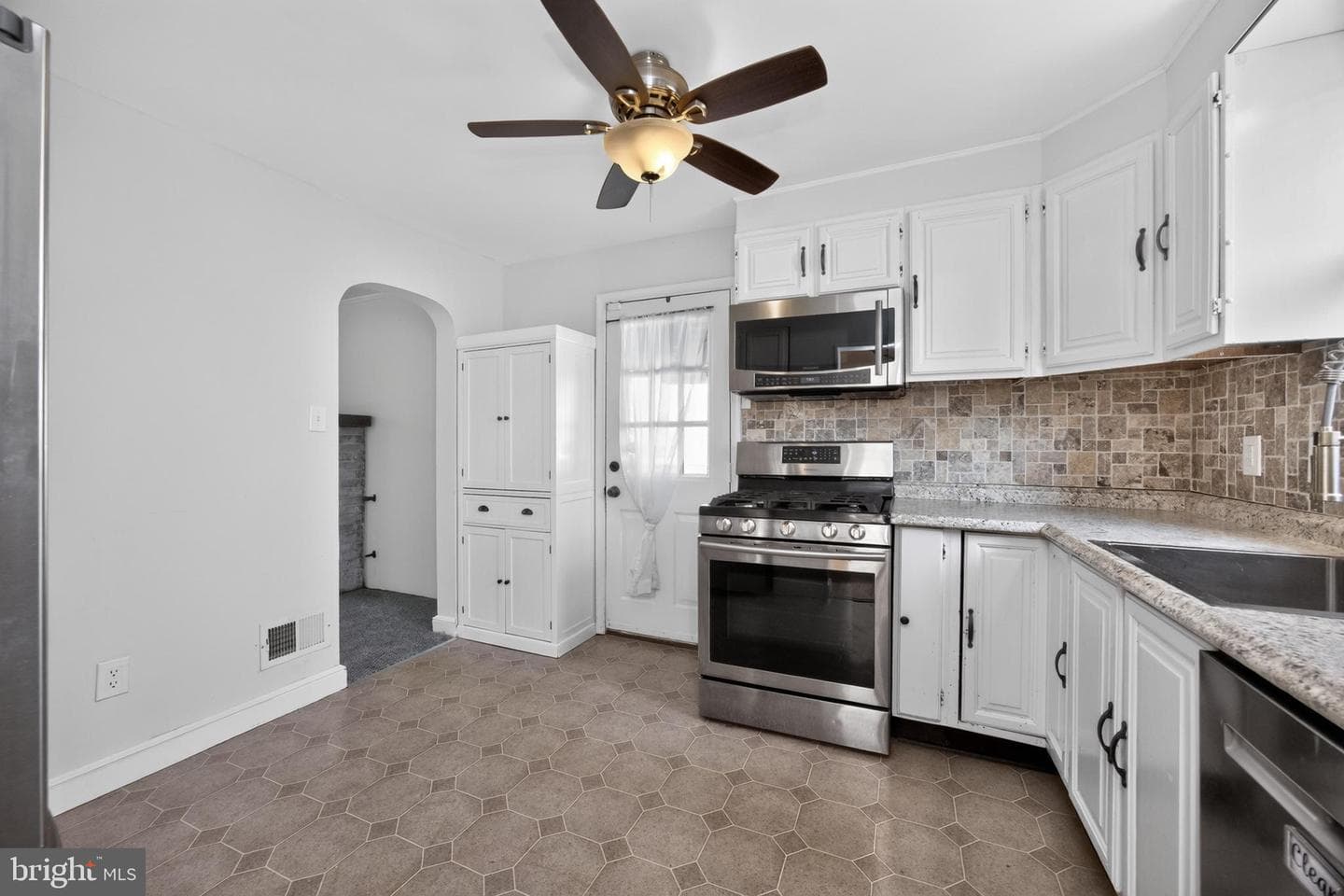 215 Ash Road photo 9