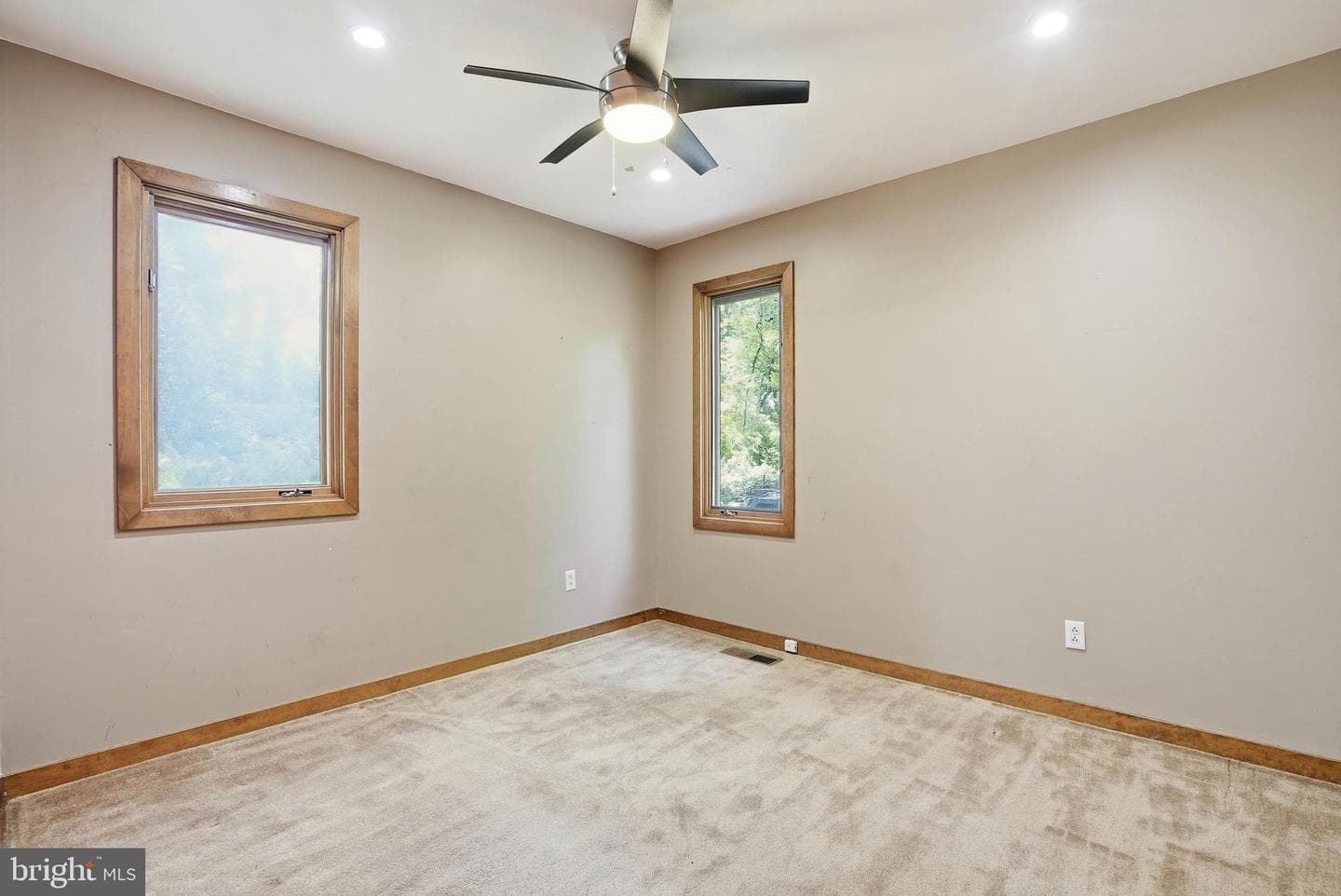 3 Upper Bank Drive photo 27