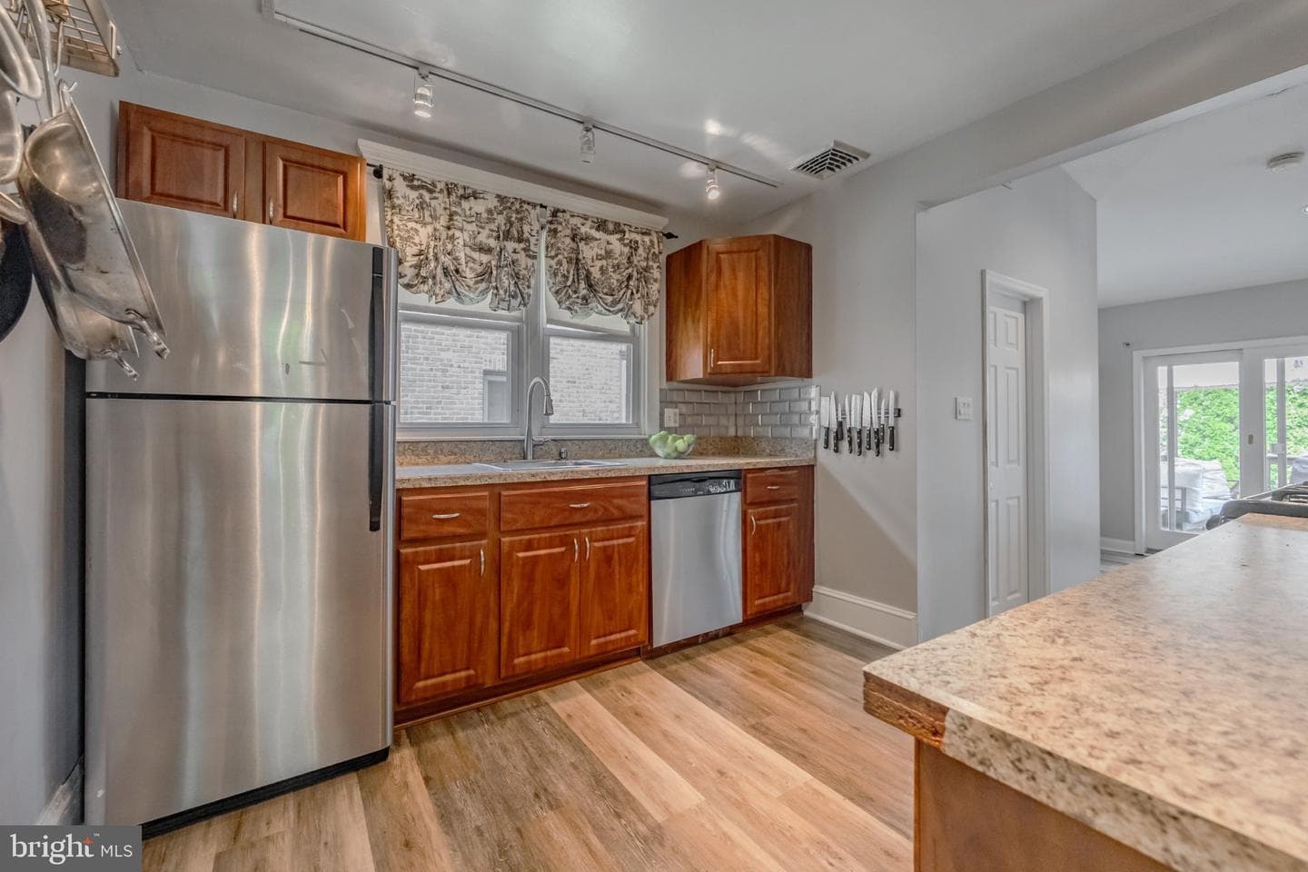 1029 Larchmont Avenue photo 11
