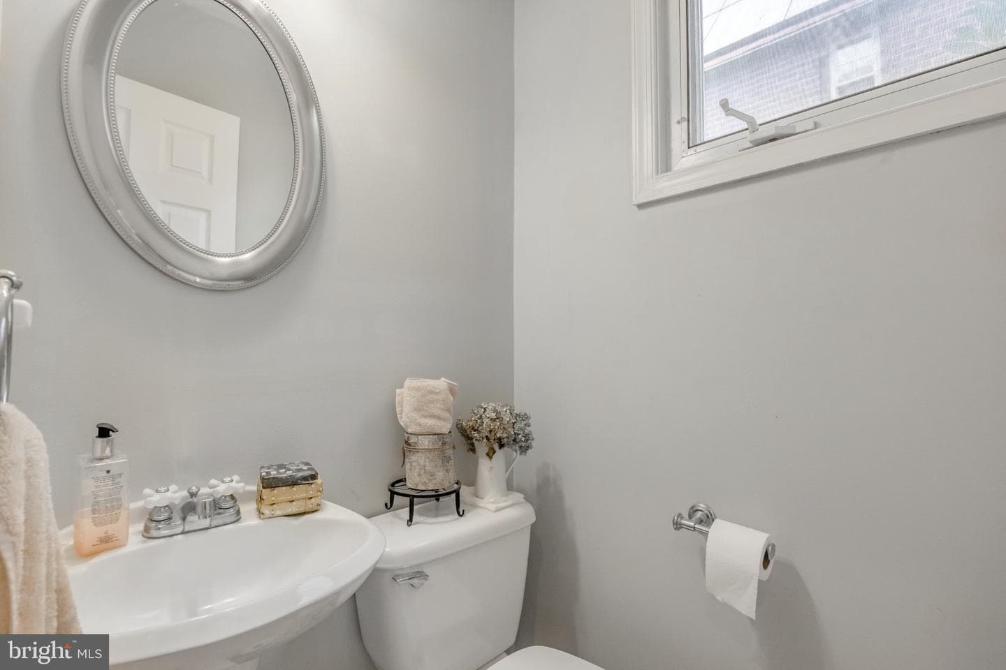 1029 Larchmont Avenue photo 15