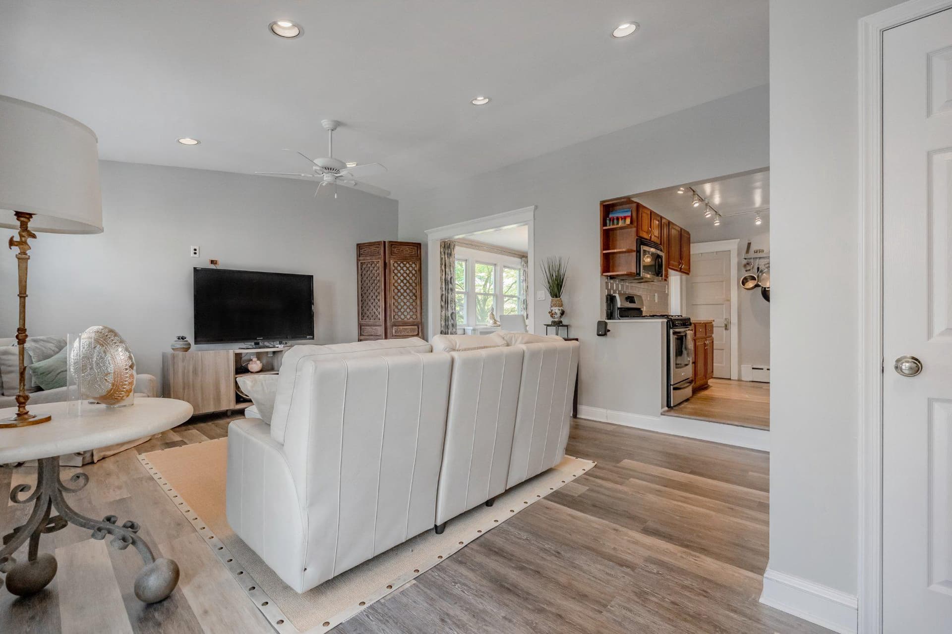 1029 Larchmont Avenue photo 21