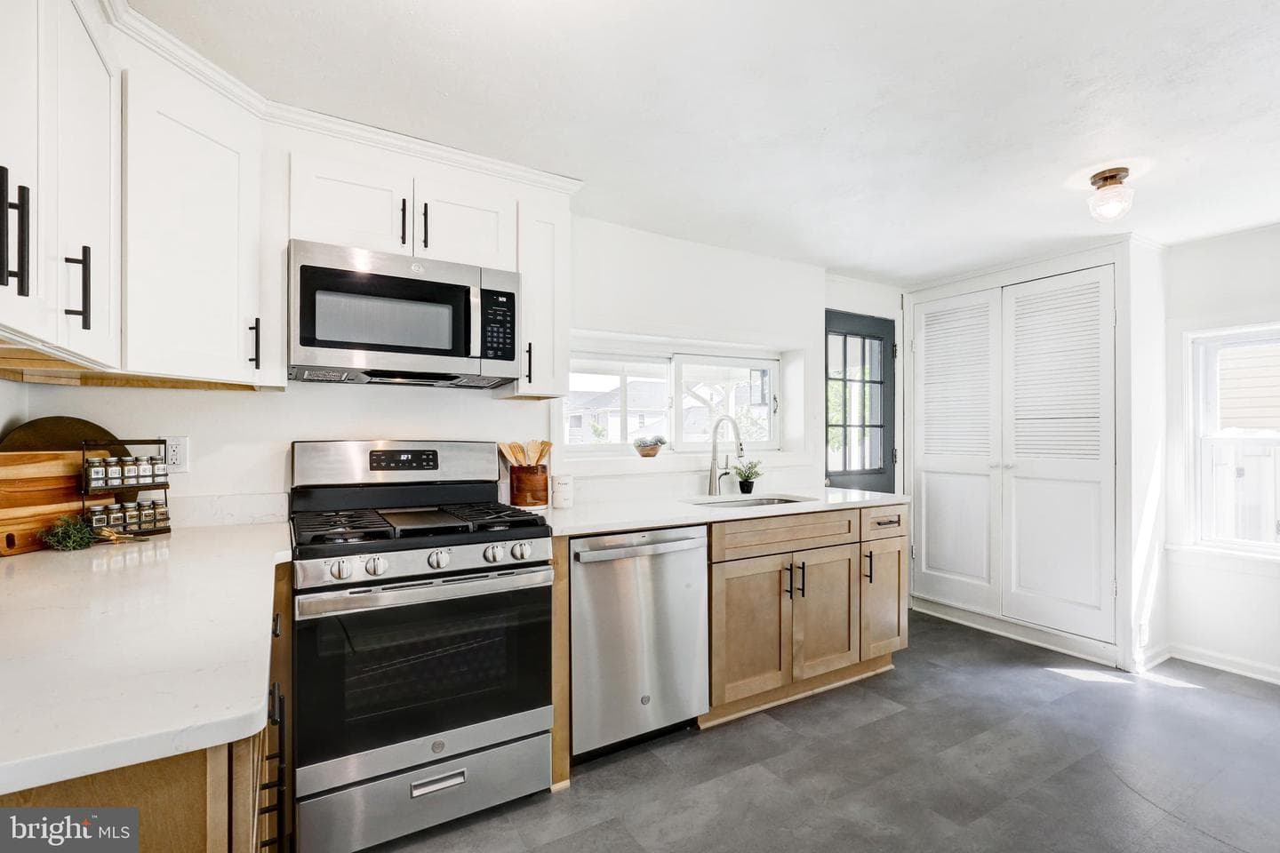 605 Vernon Street photo 8
