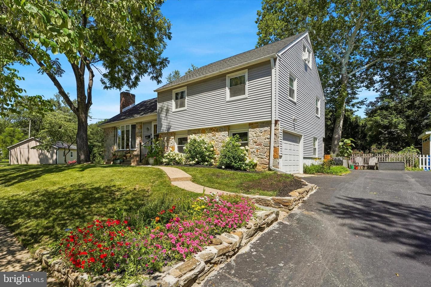 411 Drexel Place photo 2
