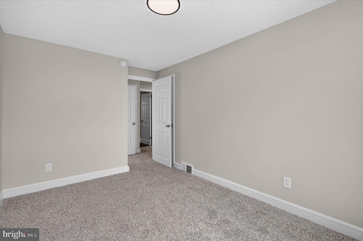 1044 W Ashland Avenue photo 16