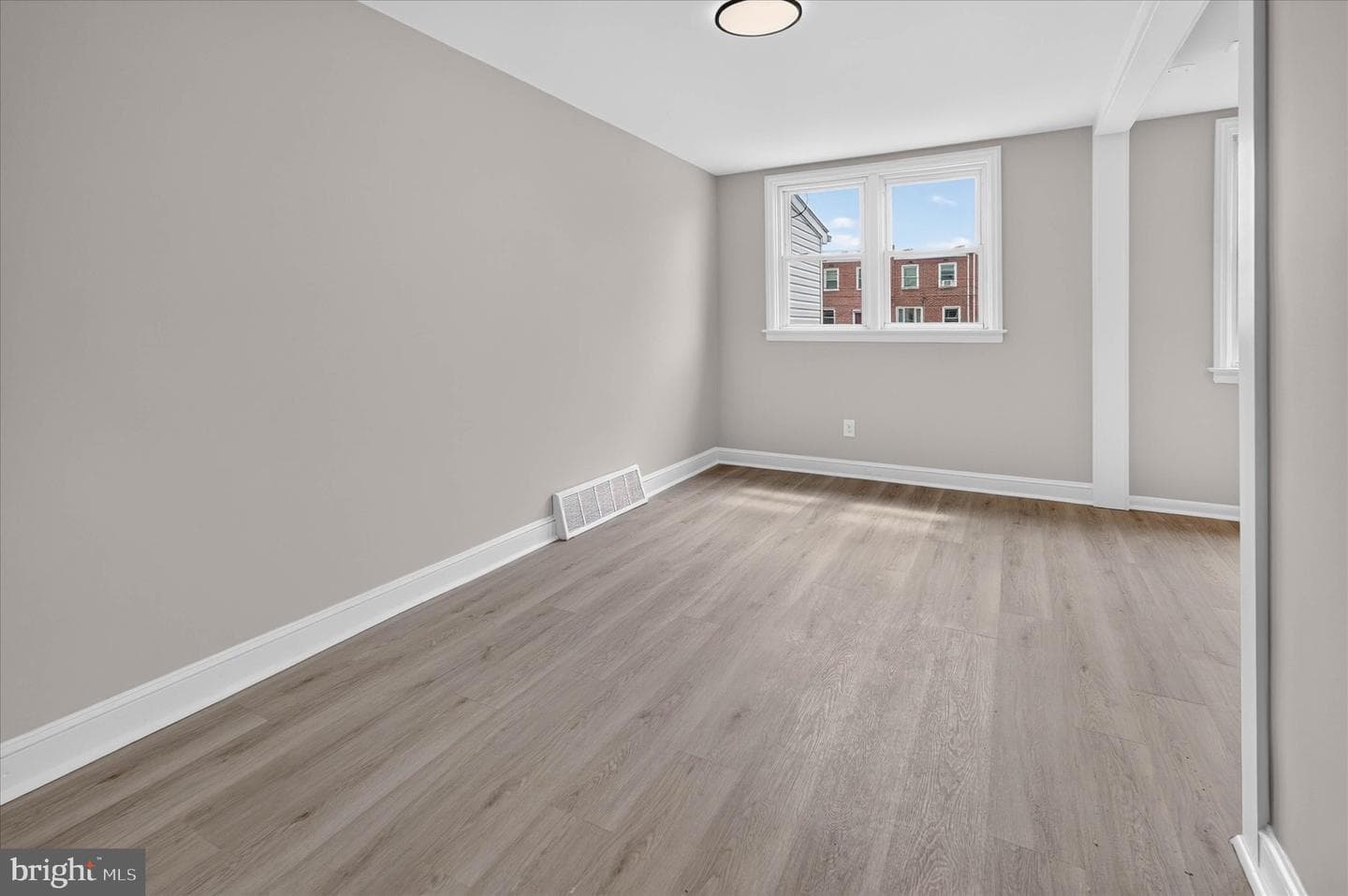 1044 W Ashland Avenue photo 5