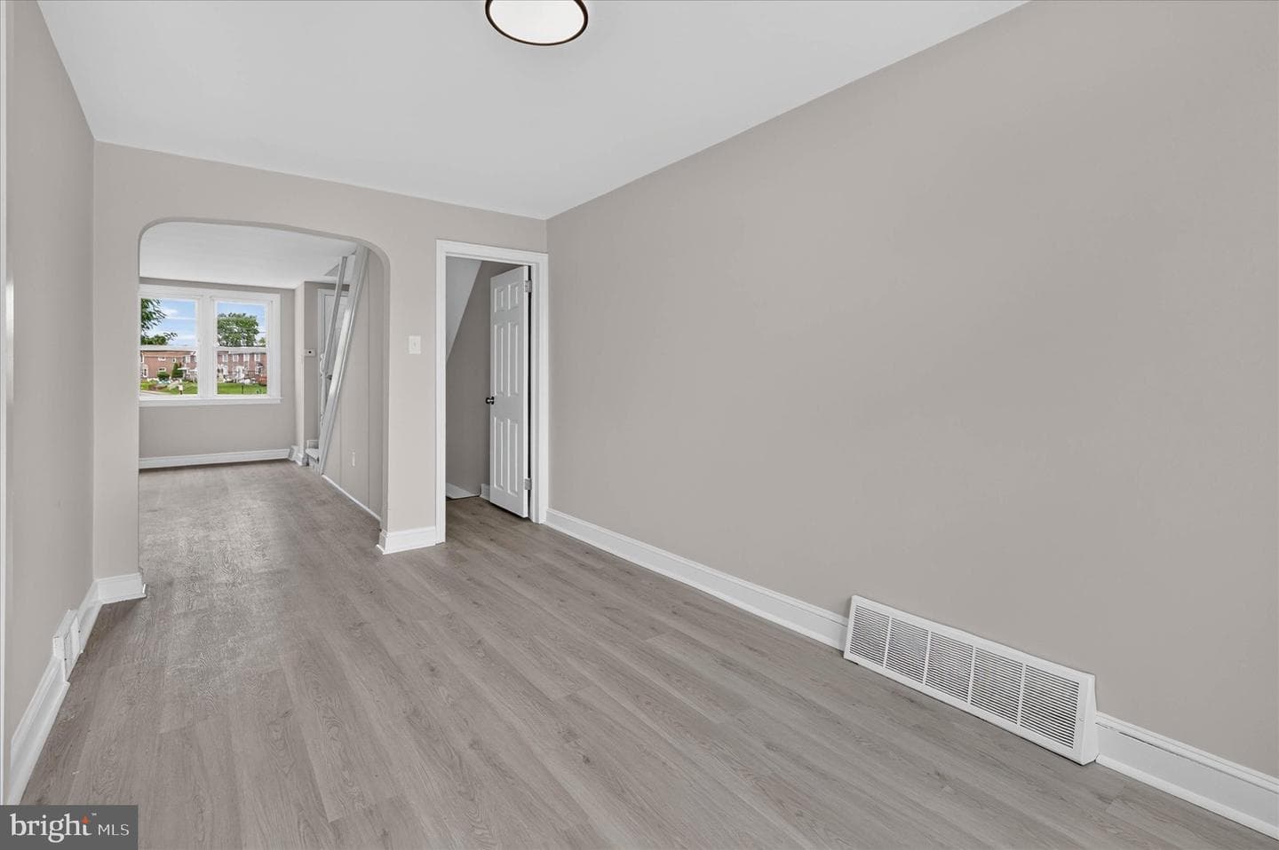 1044 W Ashland Avenue photo 6