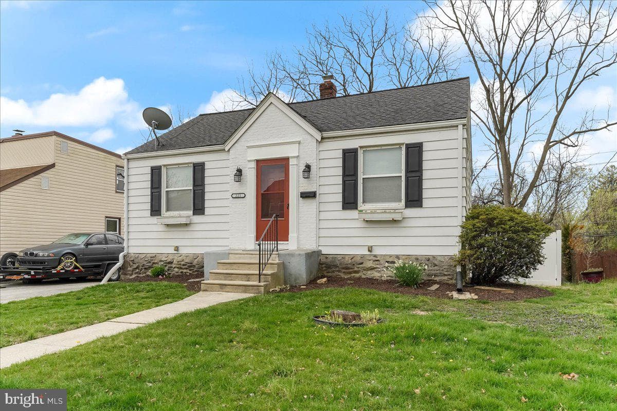 221 W Martin Lane