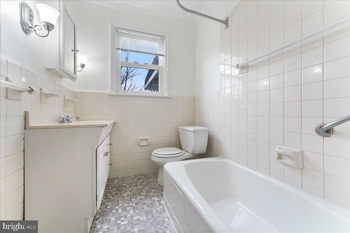 221 W Martin Lane photo 10