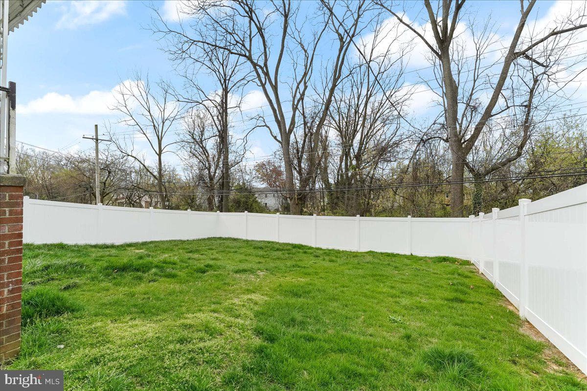 221 W Martin Lane photo 15
