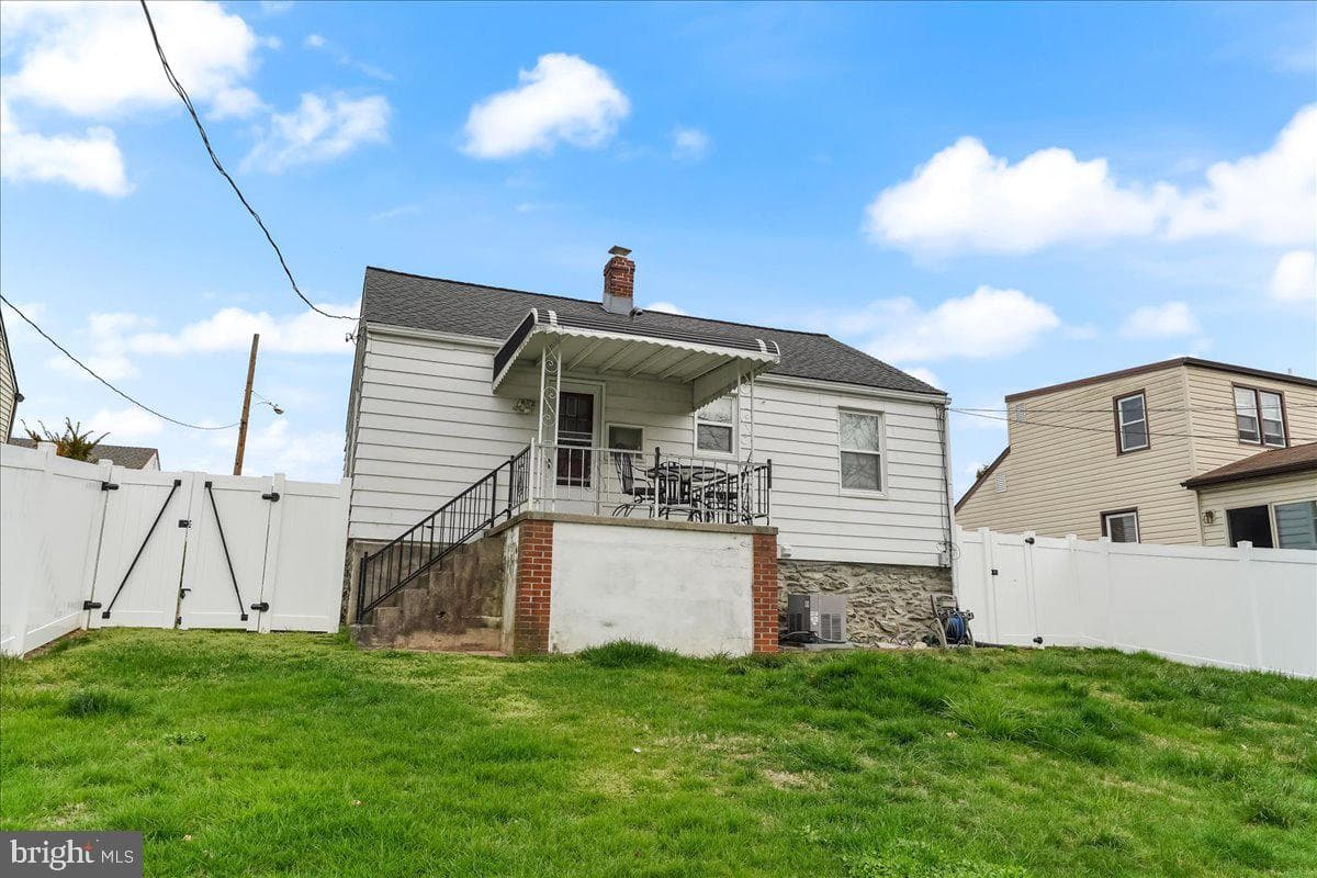 221 W Martin Lane photo 16