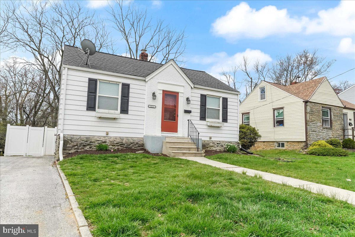 221 W Martin Lane photo 17