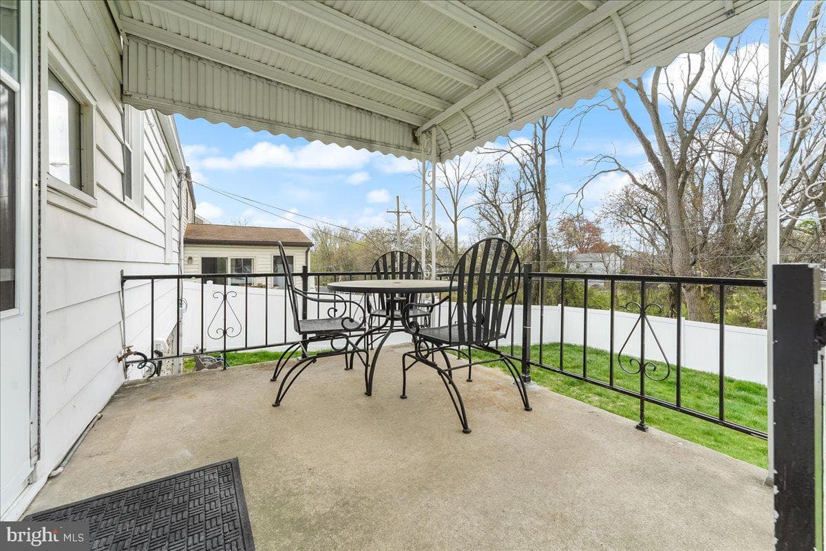 221 W Martin Lane photo 2