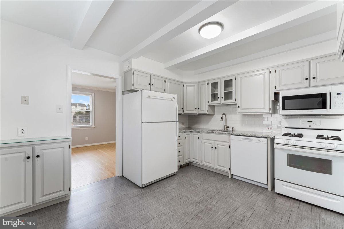 221 W Martin Lane photo 3