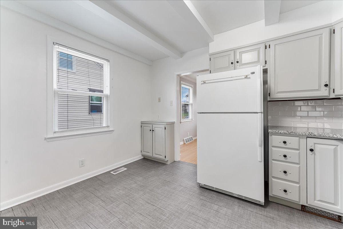 221 W Martin Lane photo 4