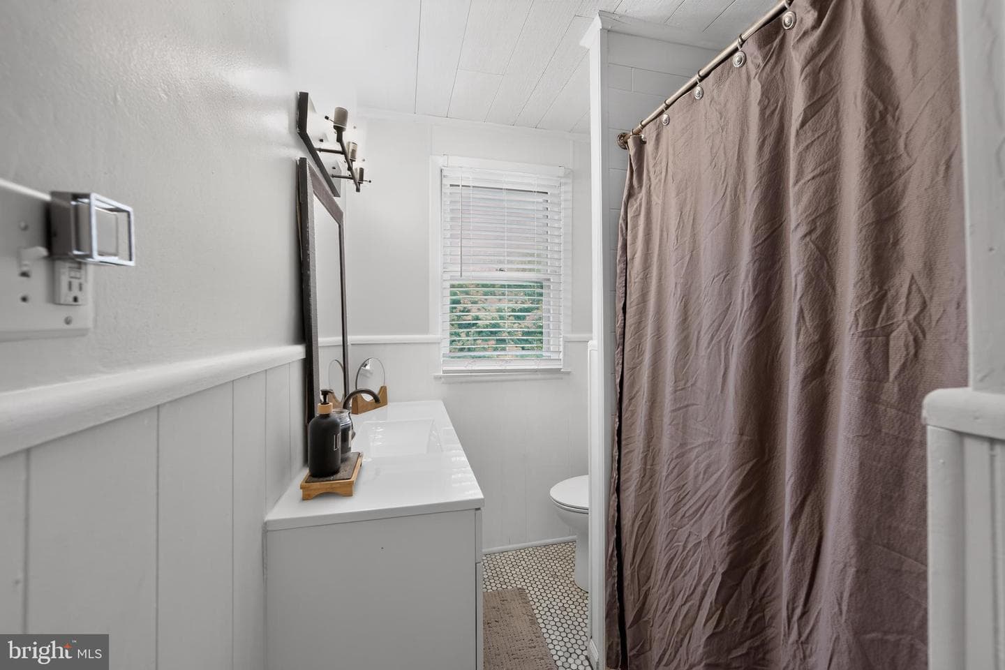 242 Elm Avenue photo 19
