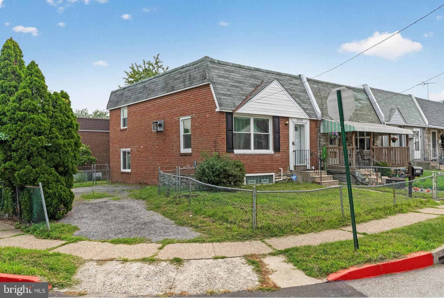 1539 Summit Street photo 2