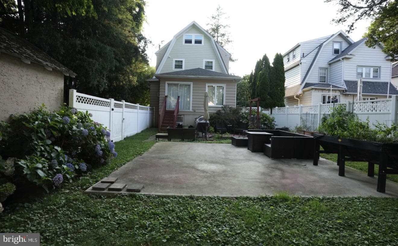 2009 Laurel Road photo 18