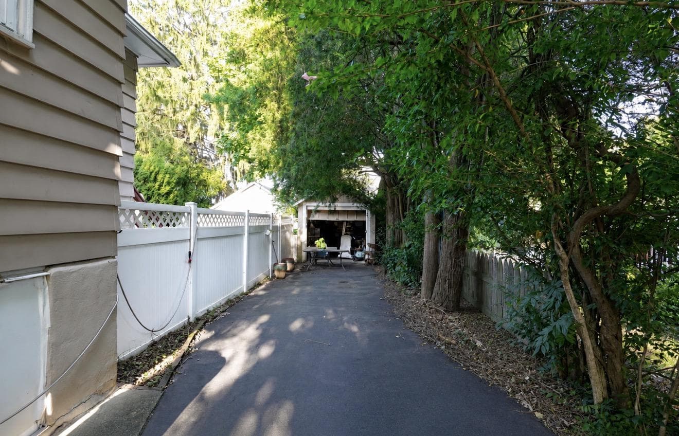 2009 Laurel Road photo 19
