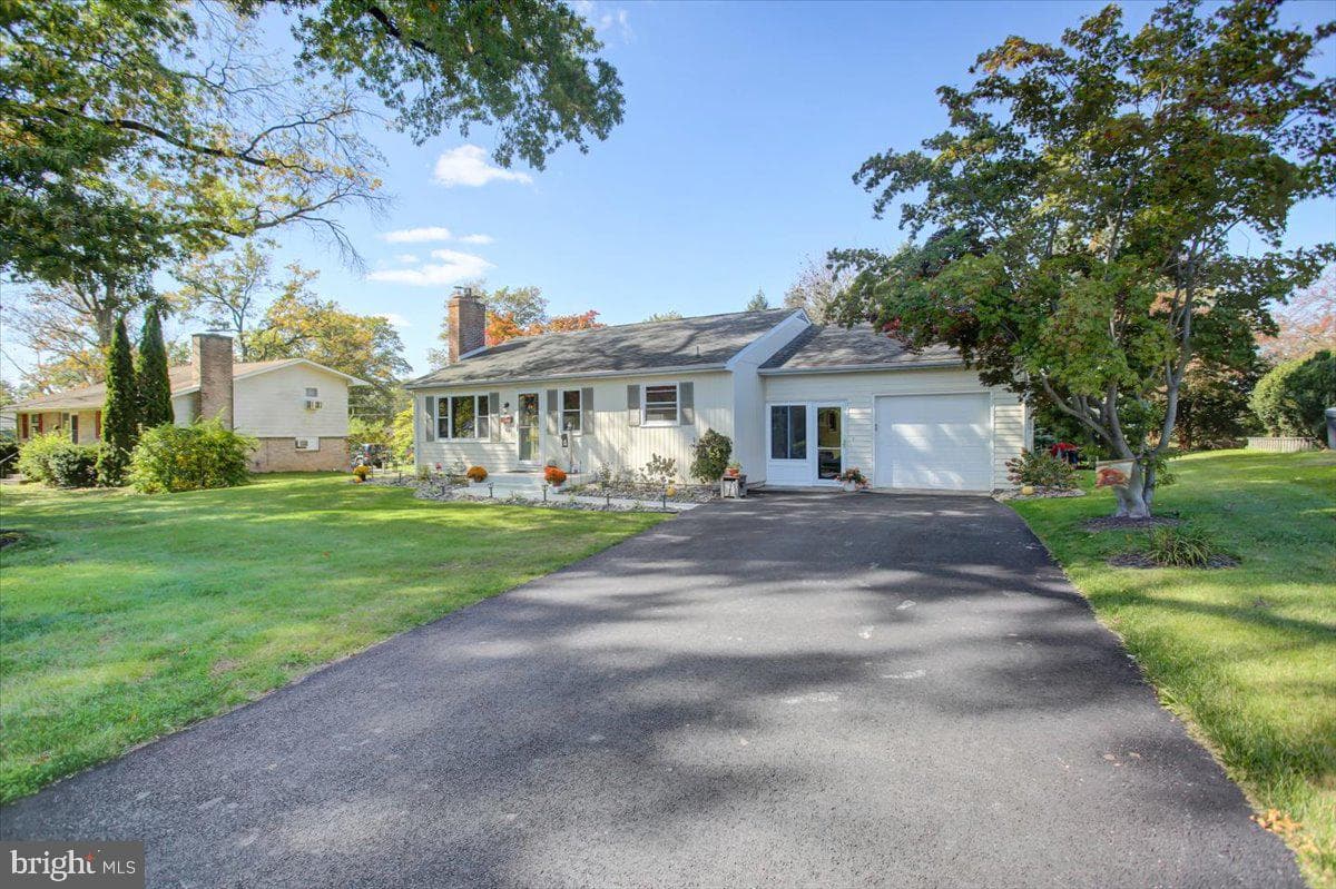 402 Lurgan Avenue photo 1