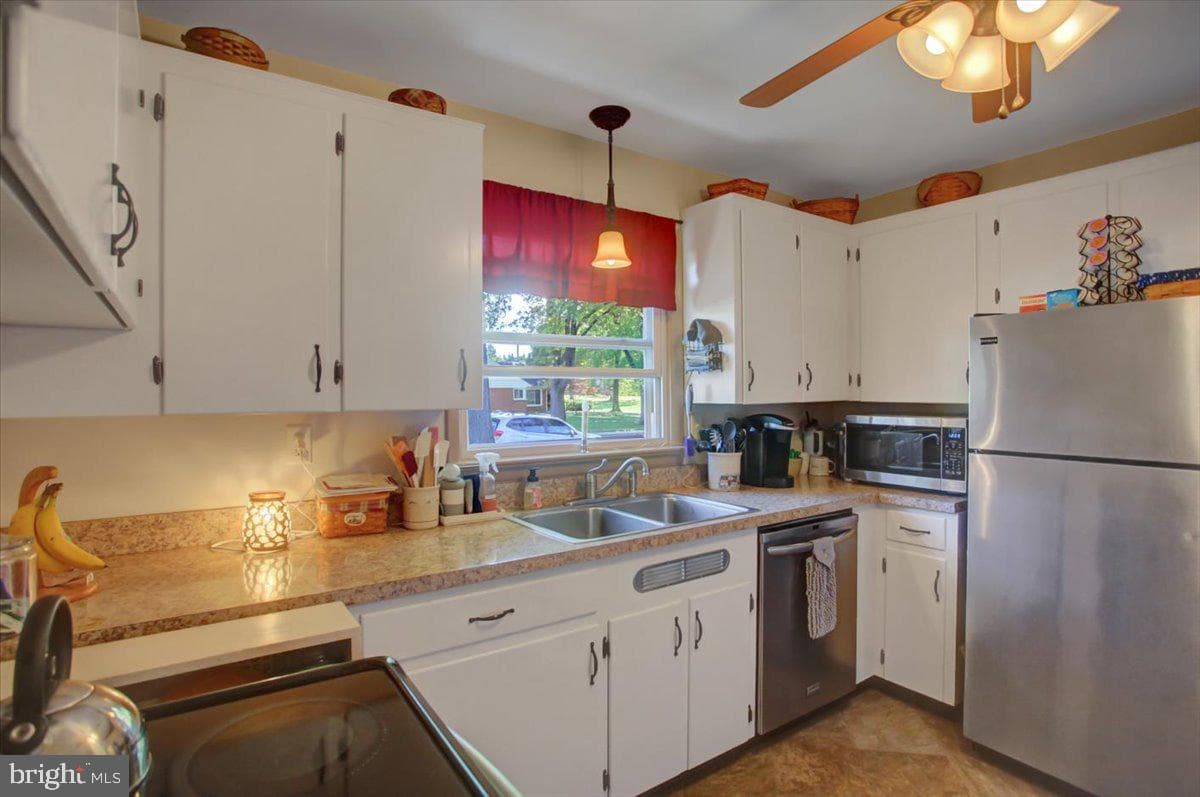 402 Lurgan Avenue photo 9