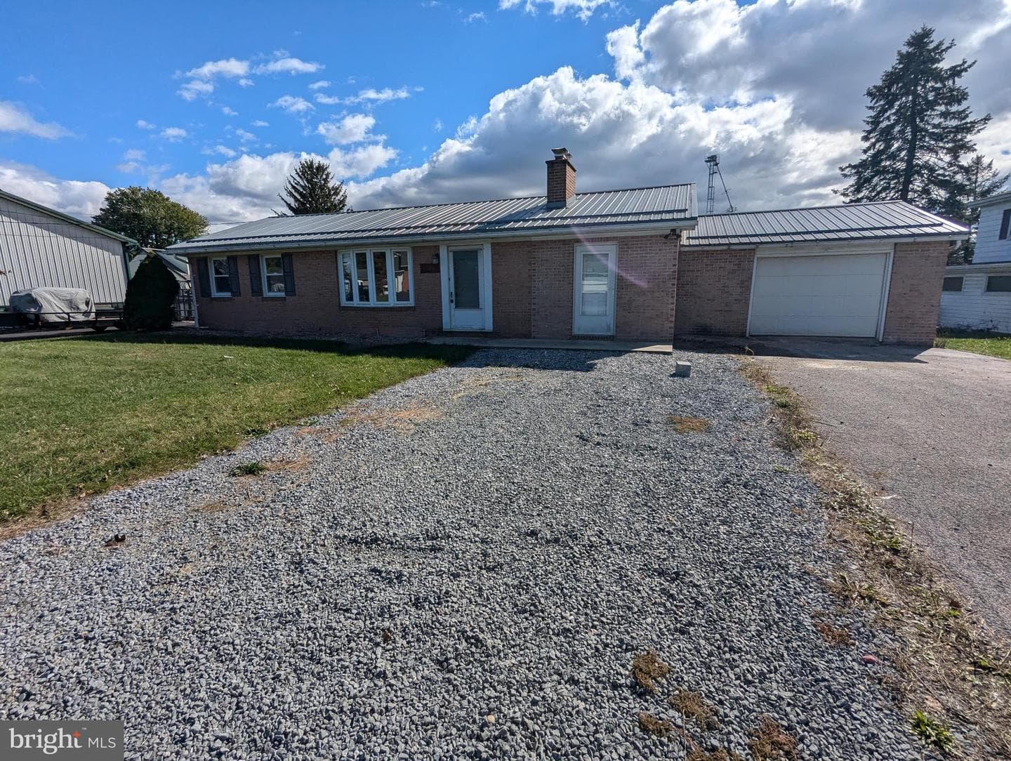 1586 Richard Avenue photo 2