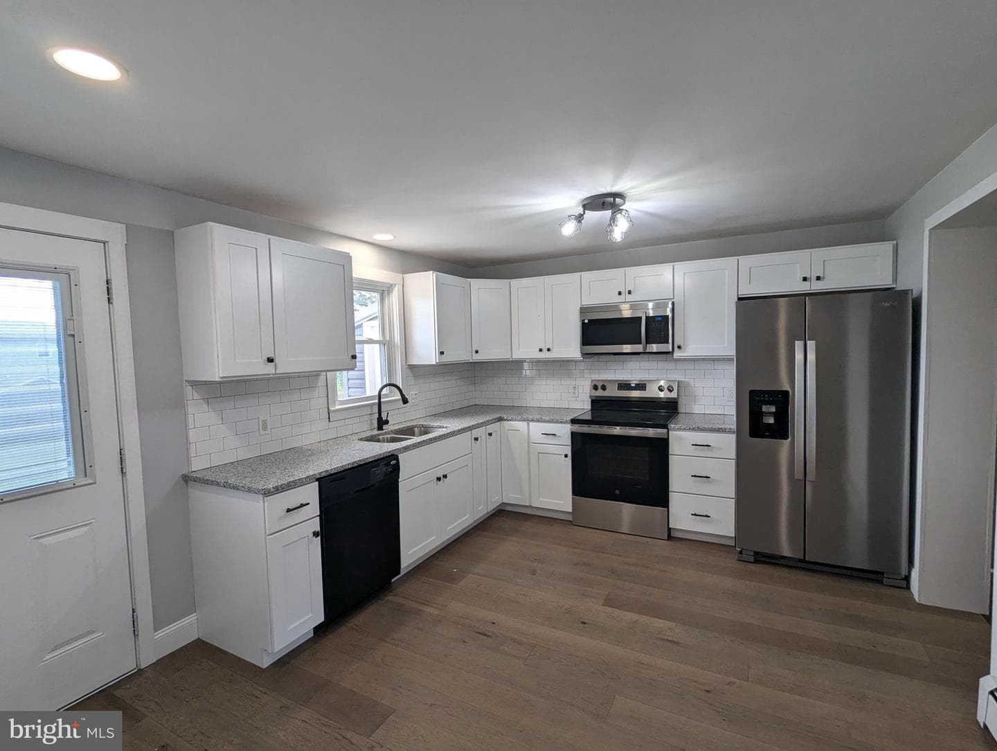 1586 Richard Avenue photo 6