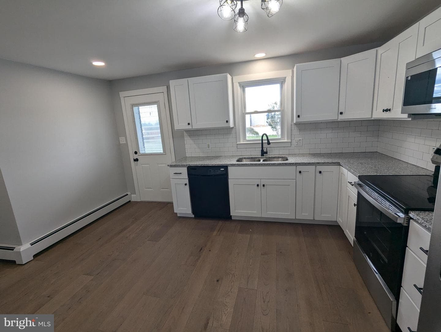 1586 Richard Avenue photo 8
