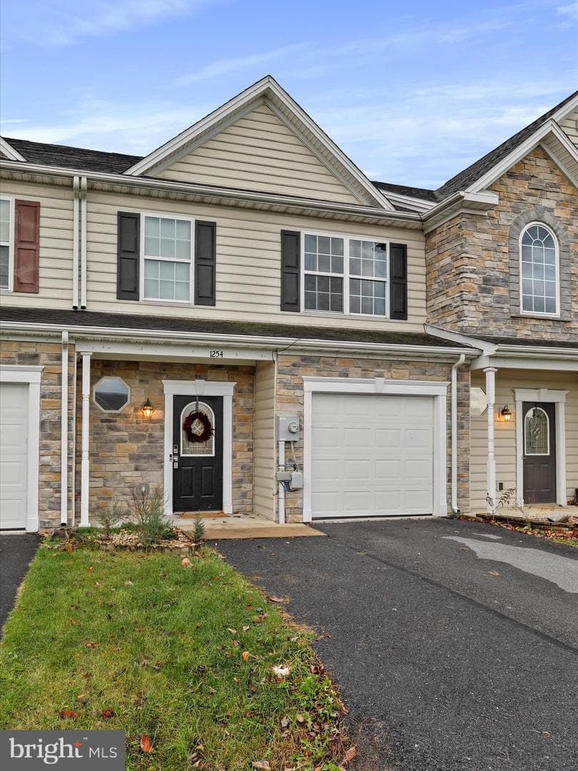 1254 Emilys Court photo 3