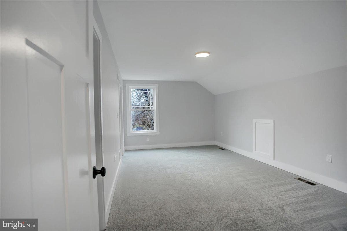 109 Baker And Russell photo 20