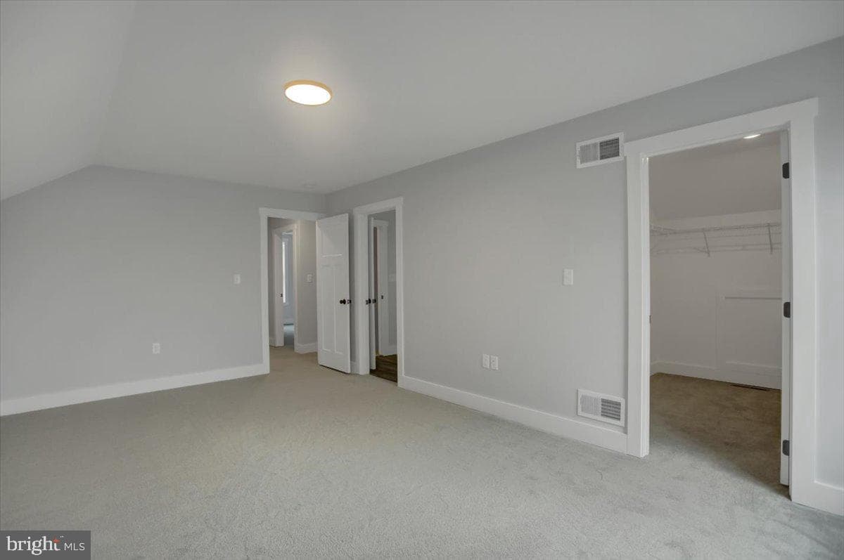 109 Baker And Russell photo 21