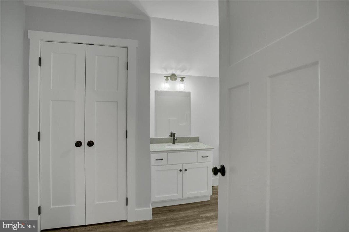 109 Baker And Russell photo 23
