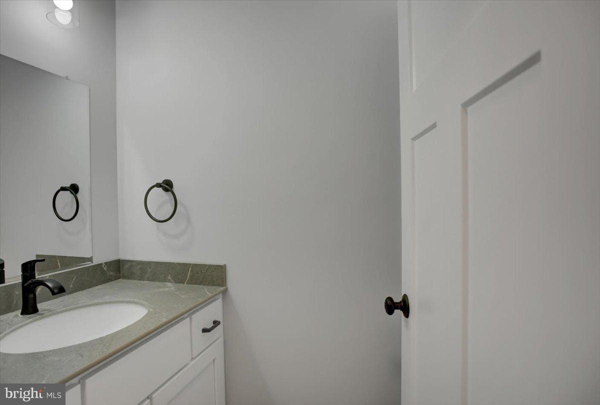 109 Baker And Russell photo 26