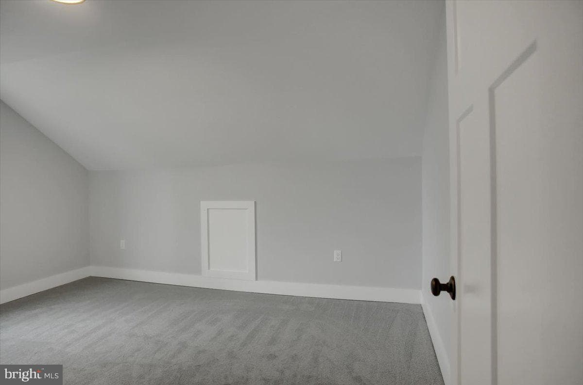 109 Baker And Russell photo 27