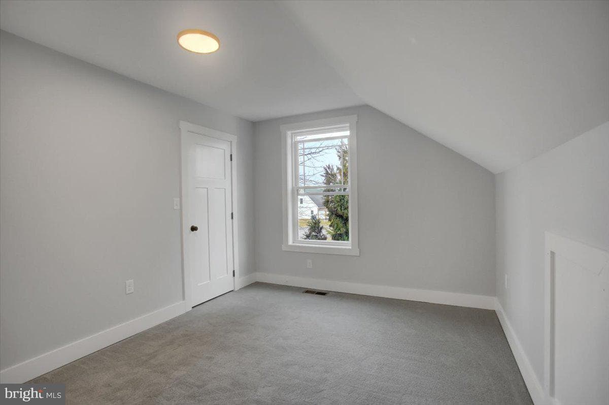 109 Baker And Russell photo 28