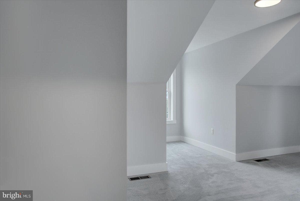 109 Baker And Russell photo 29