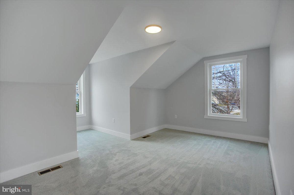 109 Baker And Russell photo 30