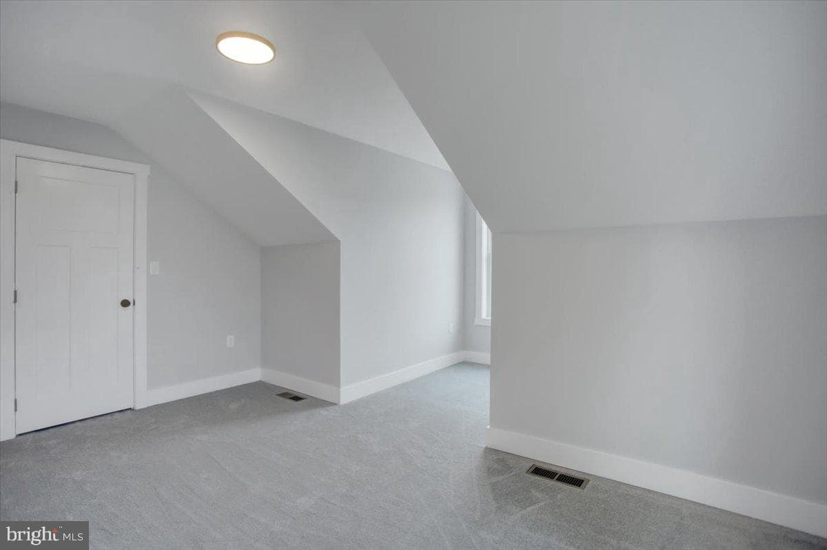 109 Baker And Russell photo 31