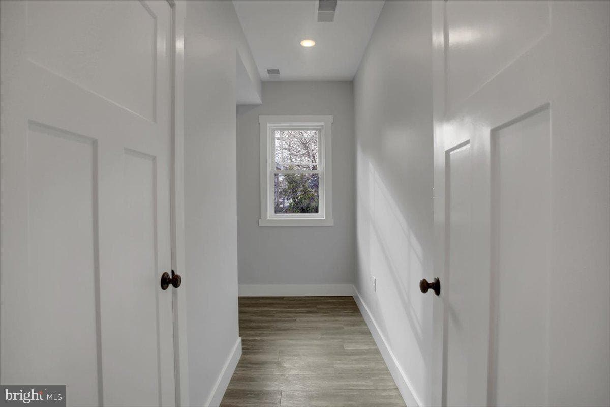 109 Baker And Russell photo 32