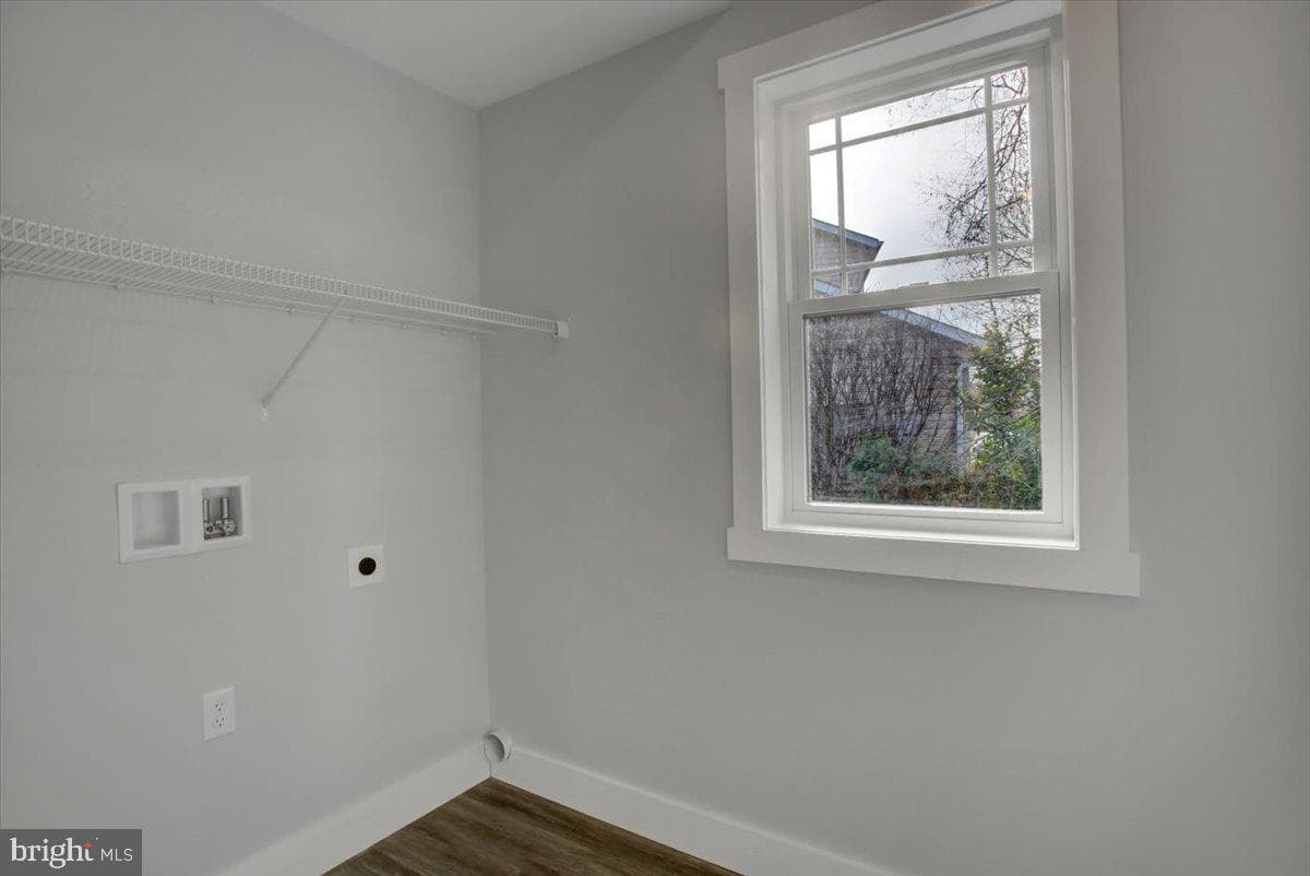 109 Baker And Russell photo 35