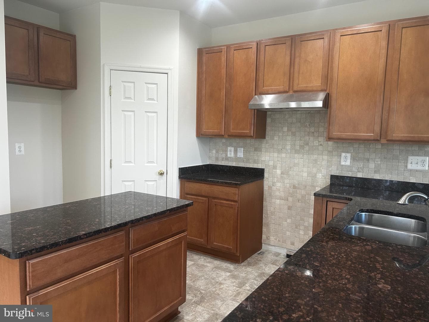 3351 Landmark Court photo 4