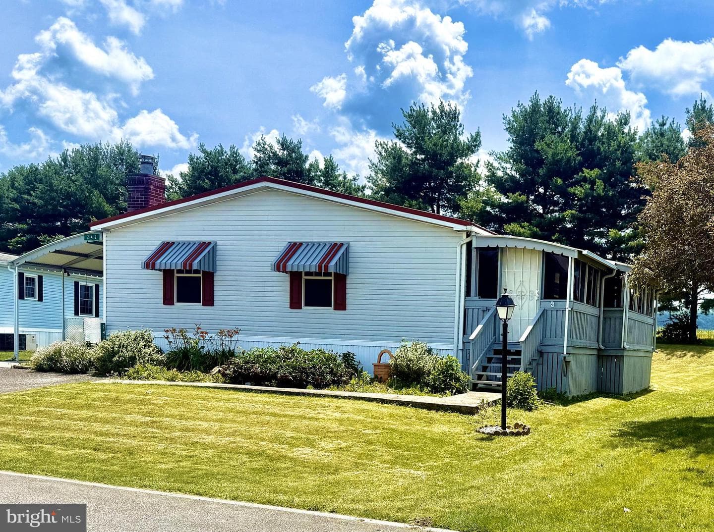 242 Waverly Court photo 2