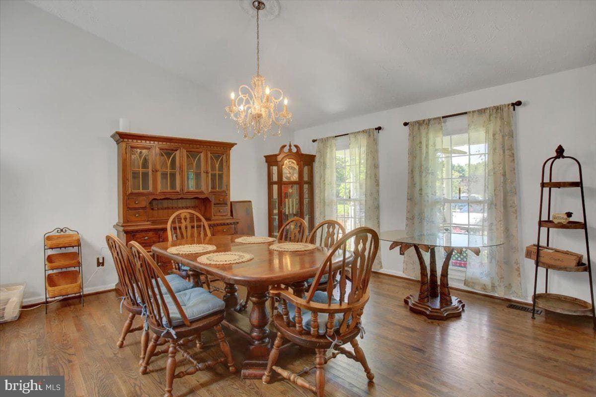 1163 Kings Court photo 3