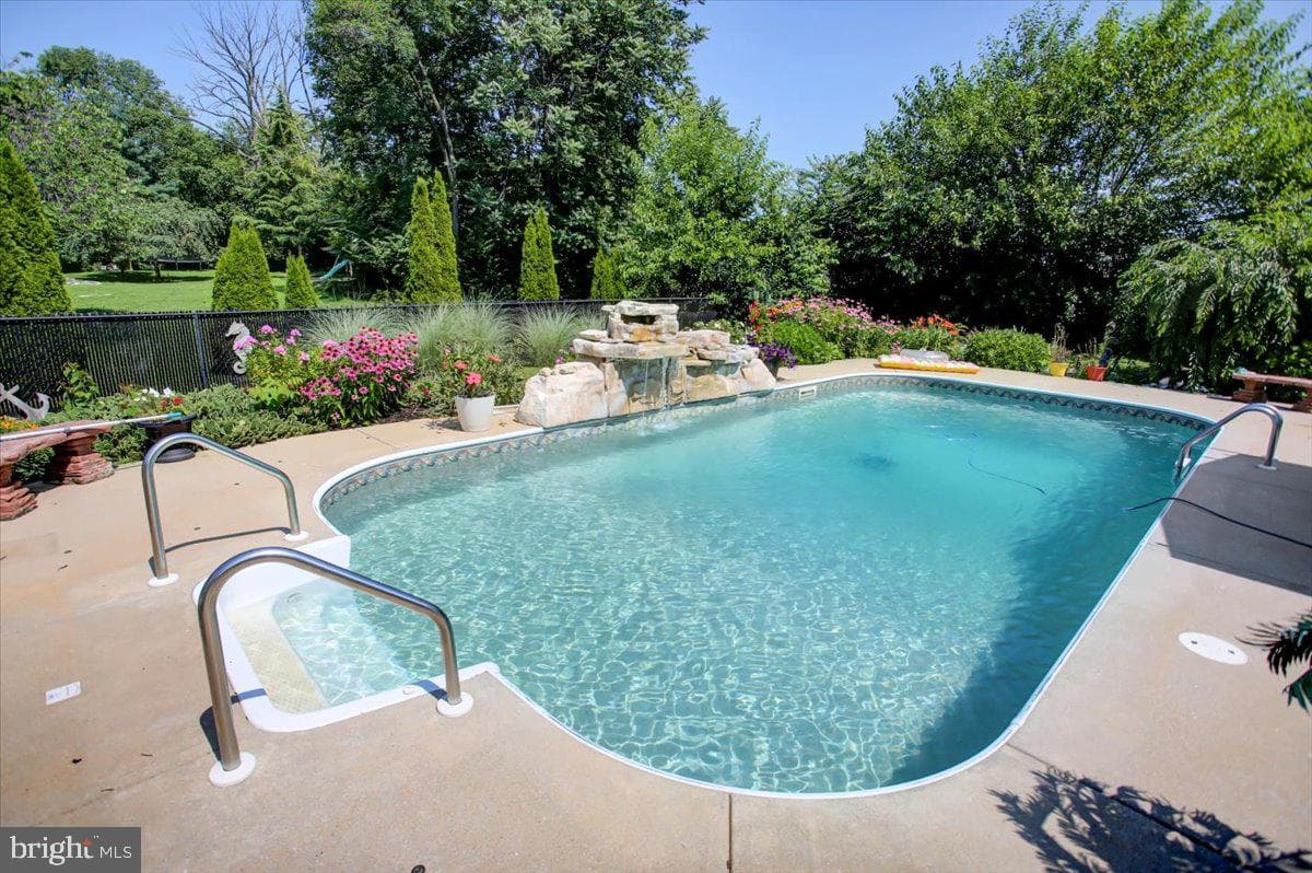 1163 Kings Court photo 34